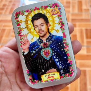 Divina caja metálica de Divine Stars con diseños de la cultura pop