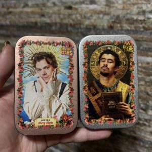 Divina caja metálica de Divine Stars con diseños de la cultura pop