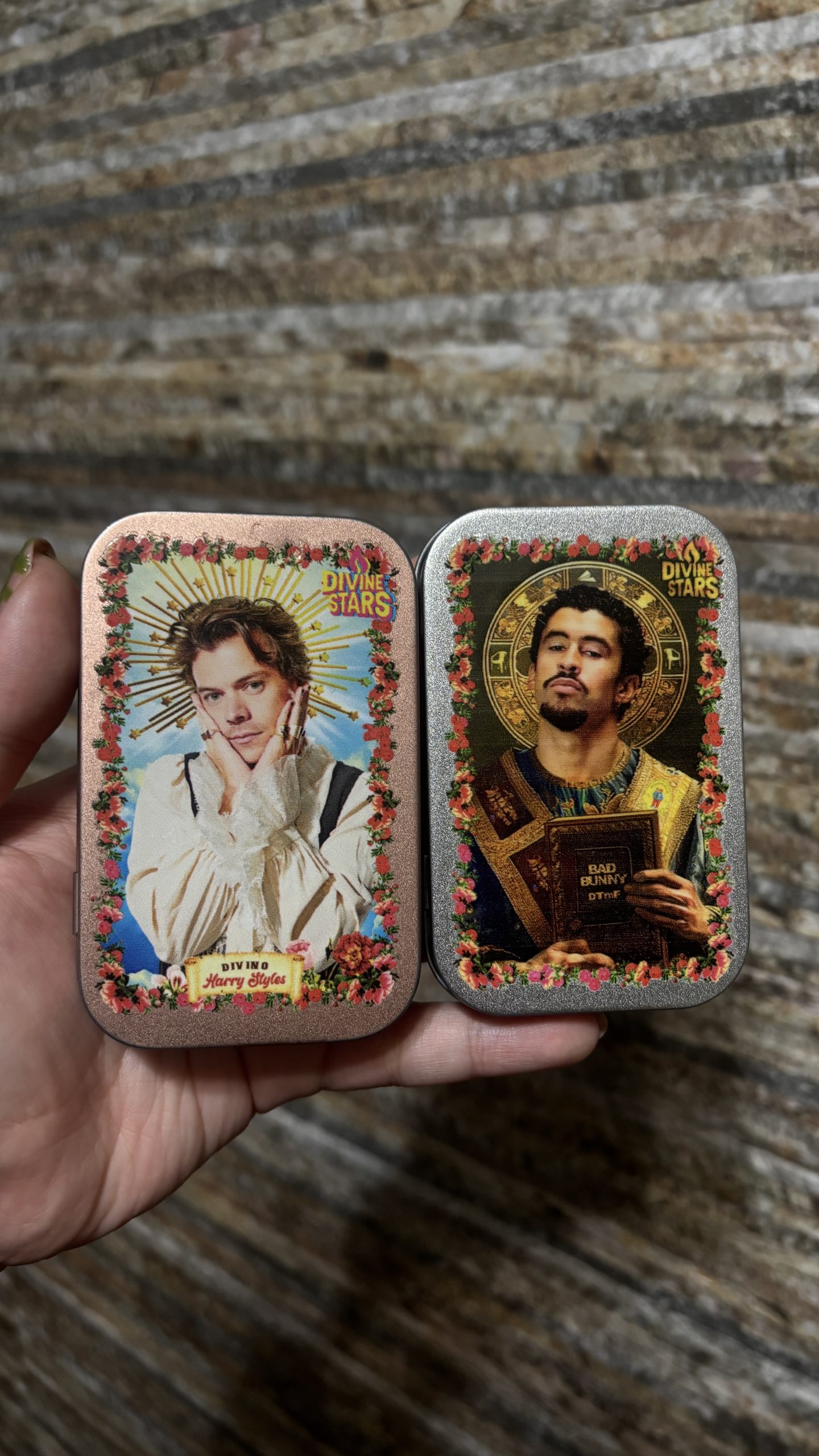 Divina caja metálica de Divine Stars con diseños de la cultura pop