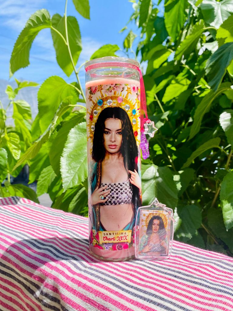 Veladora grande de Divine Stars con diseño de Charli XCX
