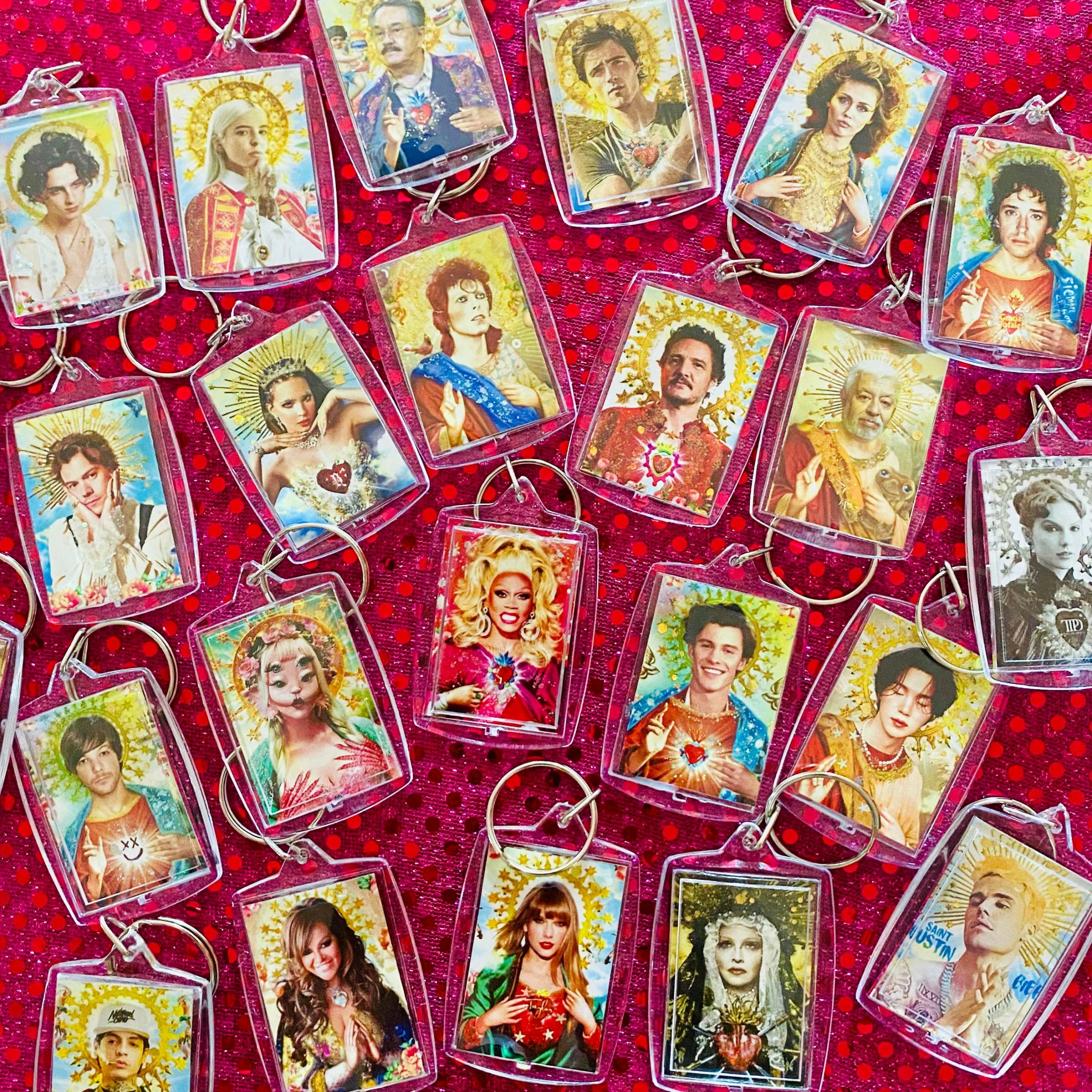 Divinos llaveros de Divine Stars con diseños de artistas santos