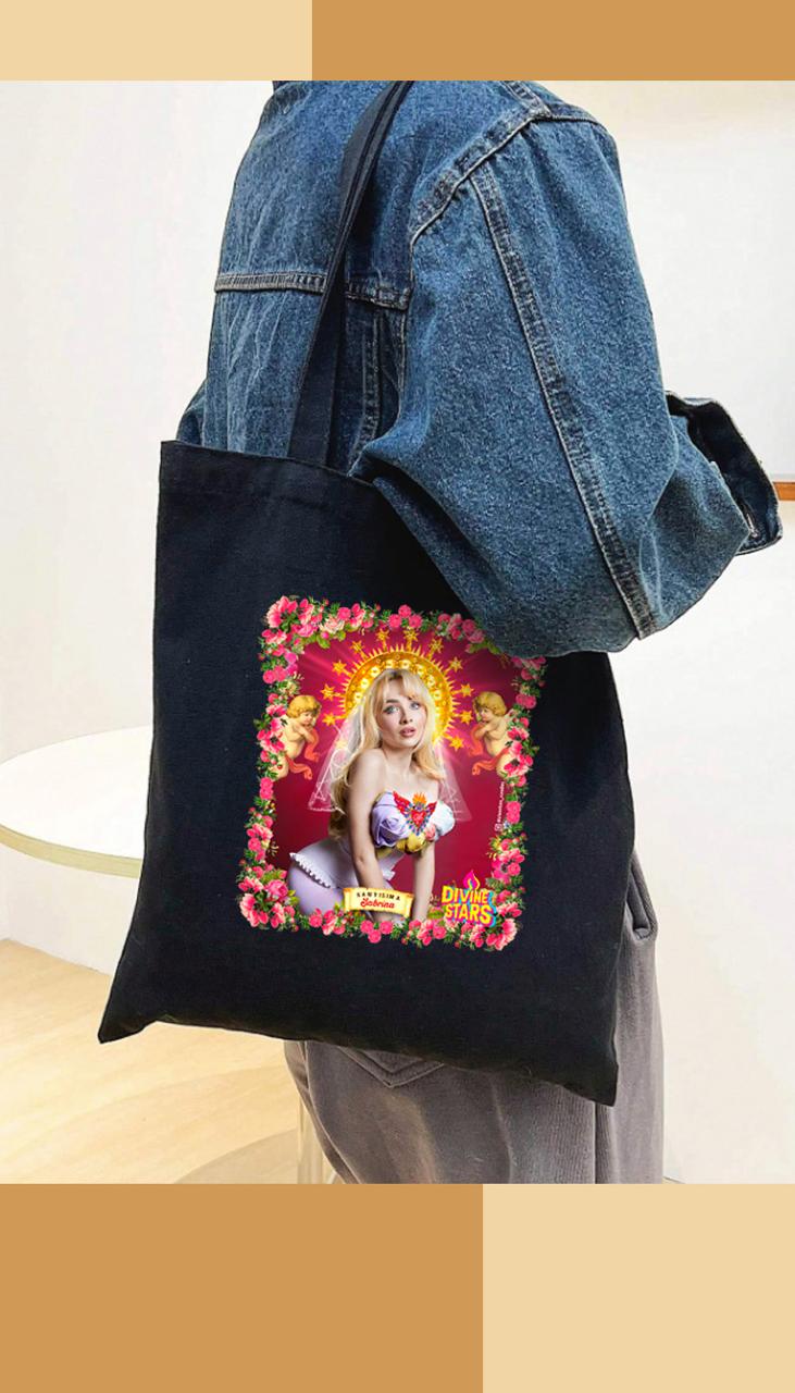 Tote bag en color negro de Divine Stars con diseño de Sabrina Carpenter